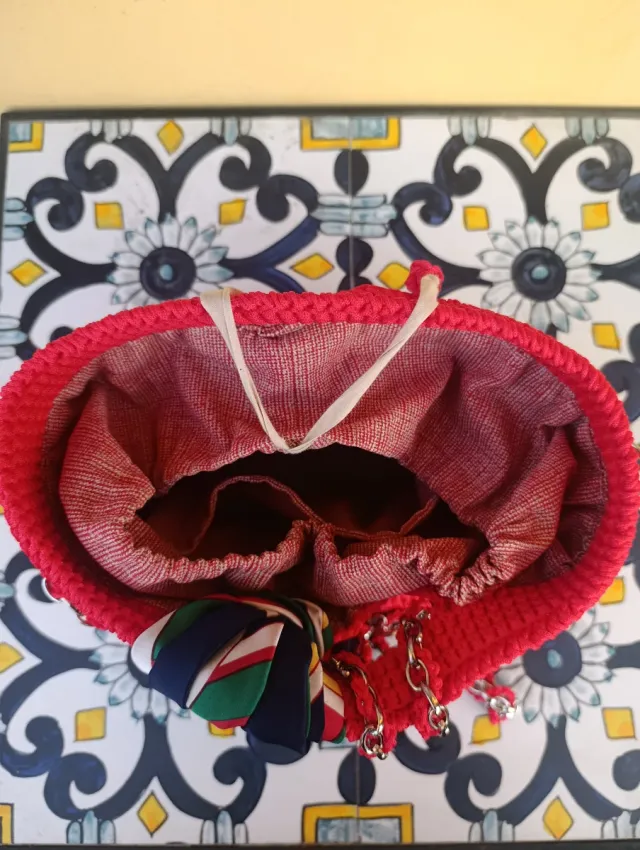 Borsa uncinetto rossa con foulard e catena