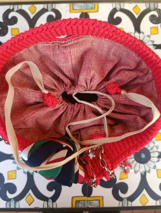 Borsa uncinetto rossa con foulard e catena