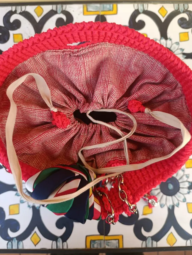 Borsa uncinetto rossa con foulard e catena