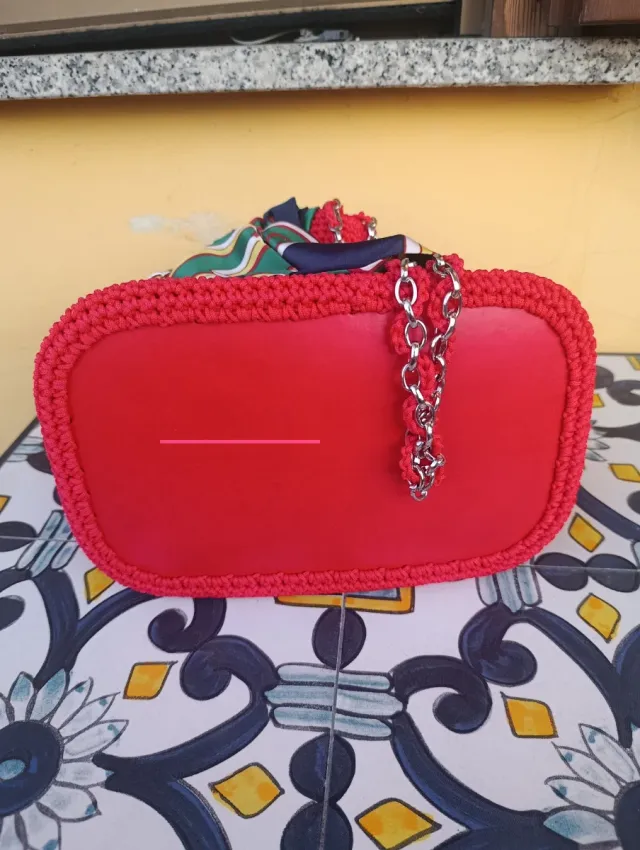 Borsa uncinetto rossa con foulard e catena