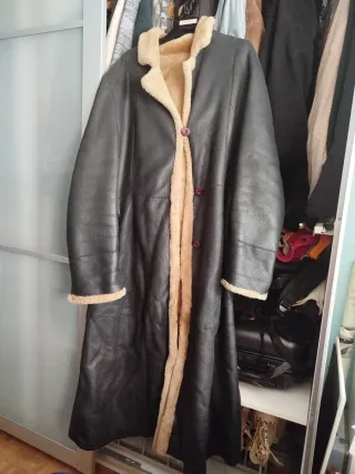 Abrigo de piel largo negro y beige