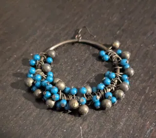 Pendientes aro con abalorios azules y dorados