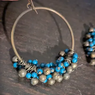 Pendientes aro con abalorios azules y dorados