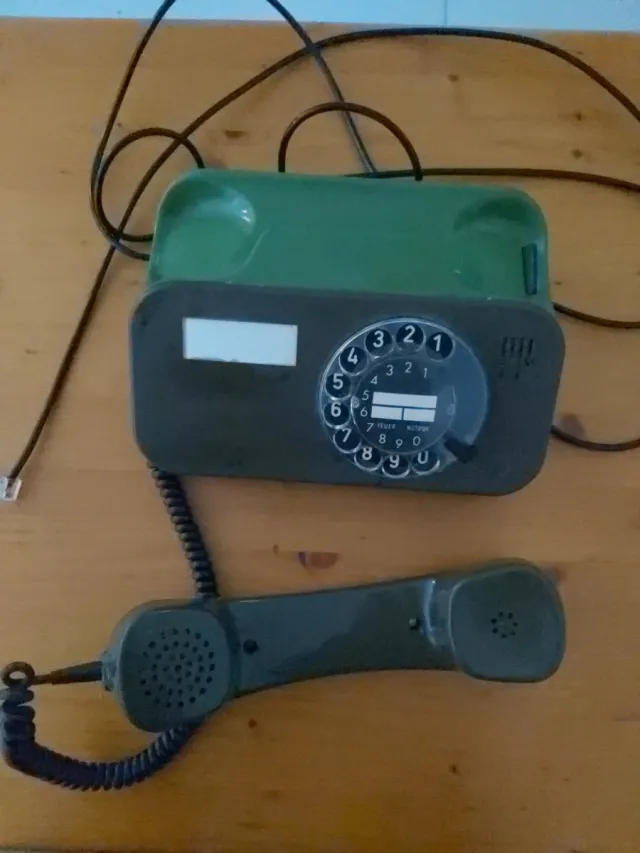 Teléfono antiguo de disco verde y negro