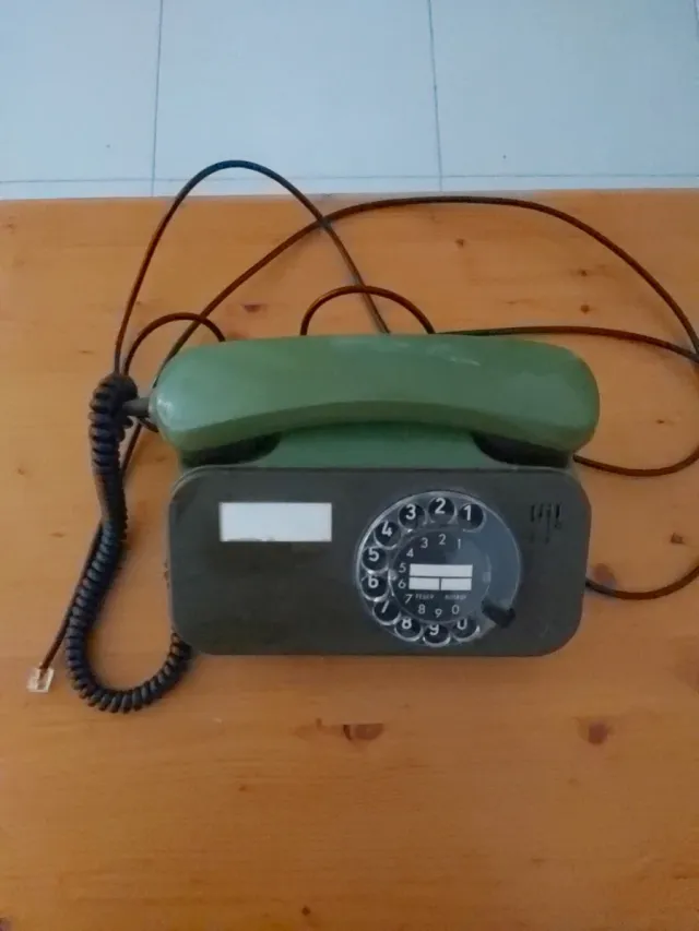 Teléfono antiguo de disco verde y negro