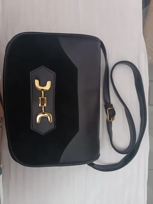 Bolso negro con detalle dorado