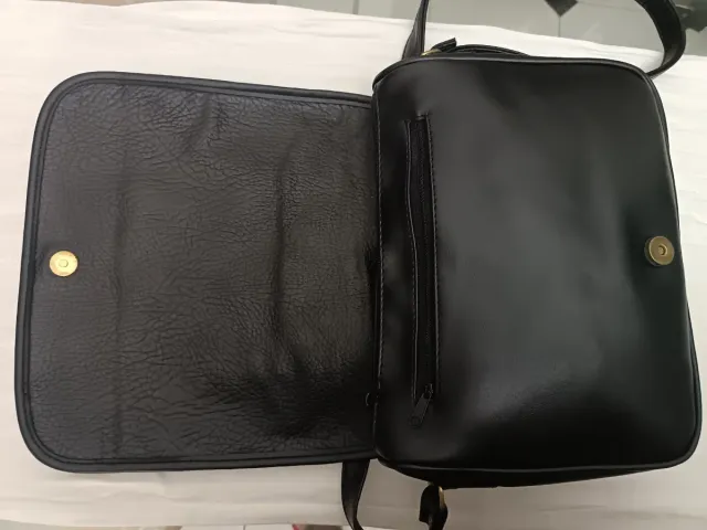 Bolso negro con detalle dorado