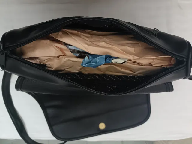 Bolso negro con detalle dorado