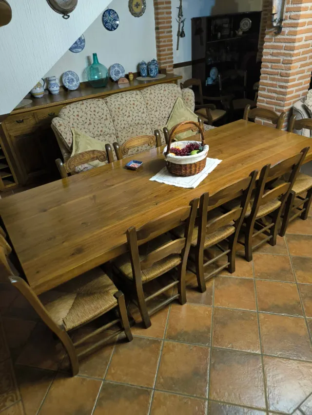 Mesa bodega y 10 sillas rústicas con espadaña.