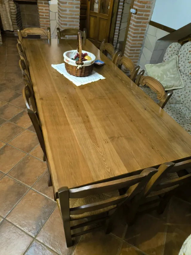 Mesa bodega y 10 sillas rústicas con espadaña.