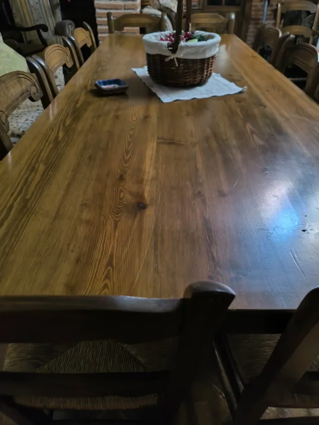 Mesa bodega y 10 sillas rústicas con espadaña.