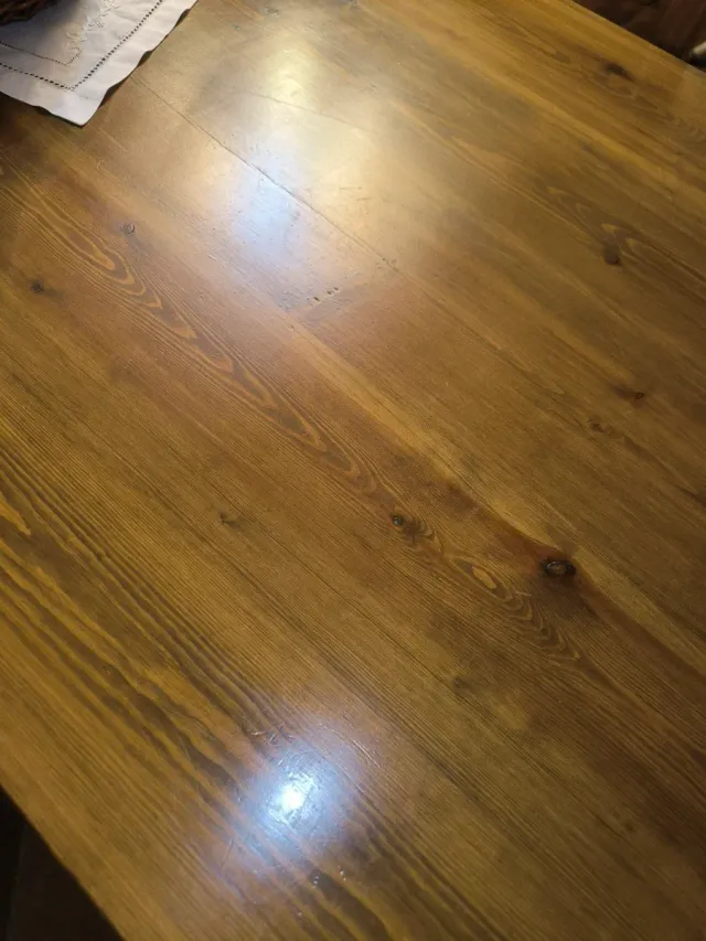 Mesa bodega y 10 sillas rústicas con espadaña.