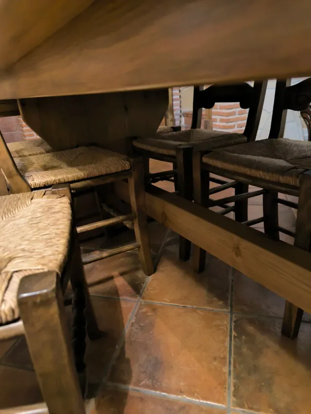 Mesa bodega y 10 sillas rústicas con espadaña.