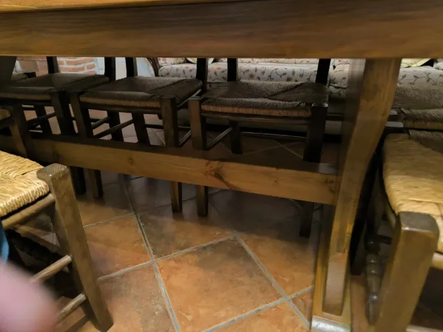 Mesa bodega y 10 sillas rústicas con espadaña.