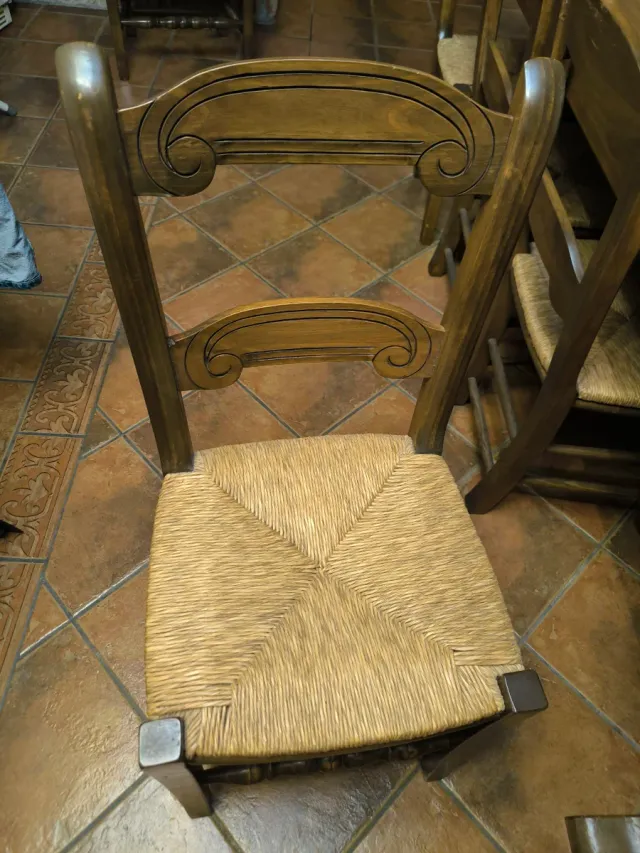 Mesa bodega y 10 sillas rústicas con espadaña.