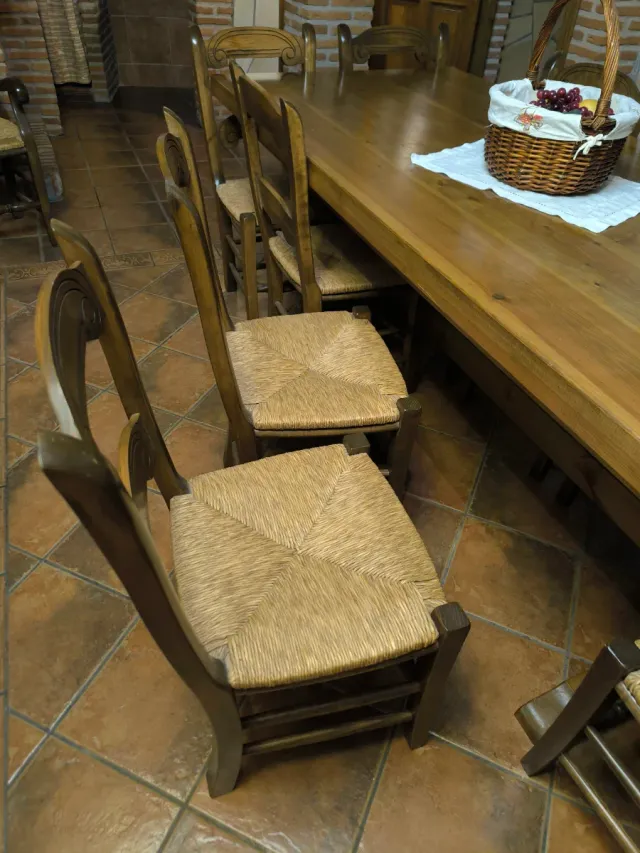 Mesa bodega y 10 sillas rústicas con espadaña.
