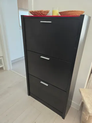 Zapatero de madera oscuro