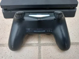 PS4 Slim + Mando