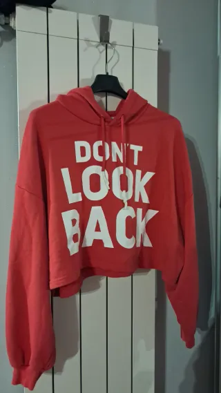 Felpa Bershka corta rossa scritta DON'T LOOK BACK