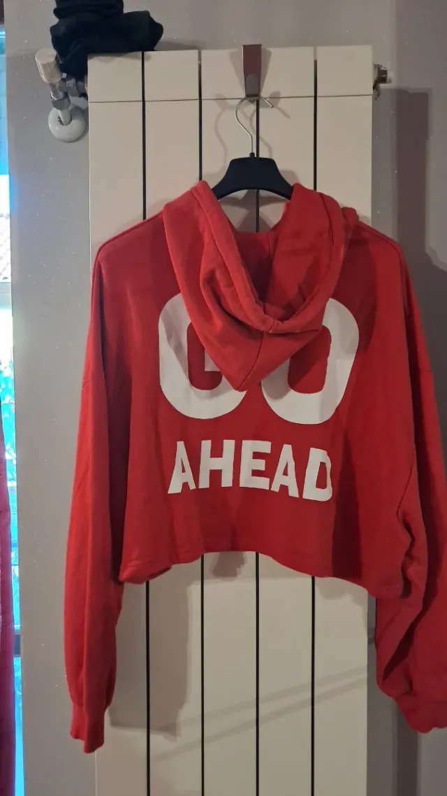 Felpa Bershka corta rossa scritta DON'T LOOK BACK