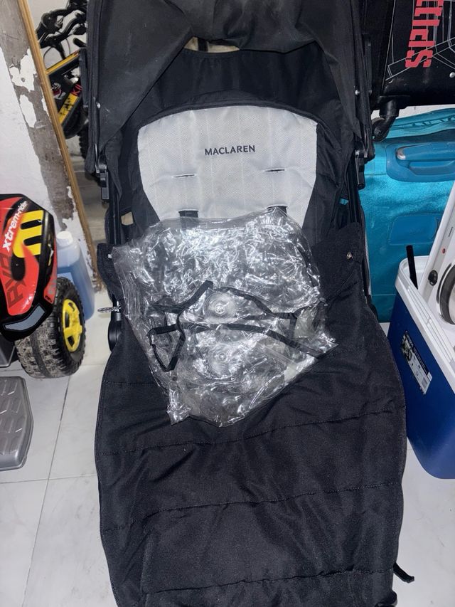 Coche paseoMaclaren con saco y protector de lluvia