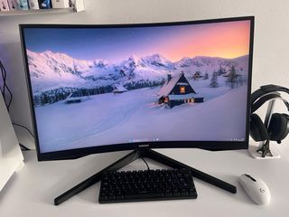 Torre PC + Monitor + Cascos + Teclado + Ratón