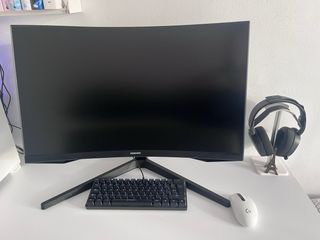 Torre PC + Monitor + Cascos + Teclado + Ratón