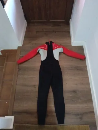 Traje de neopreno fino negro y rojo