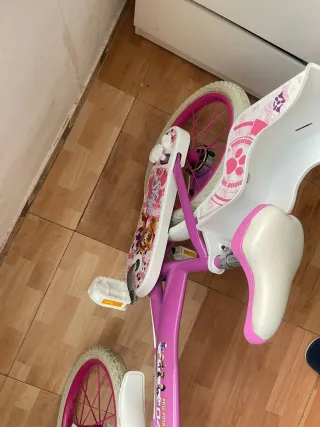 Bicicleta infantil rosa con asiento trasero