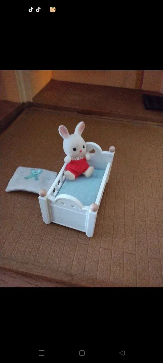 Bebé conejo Sylvanian Families en cuna