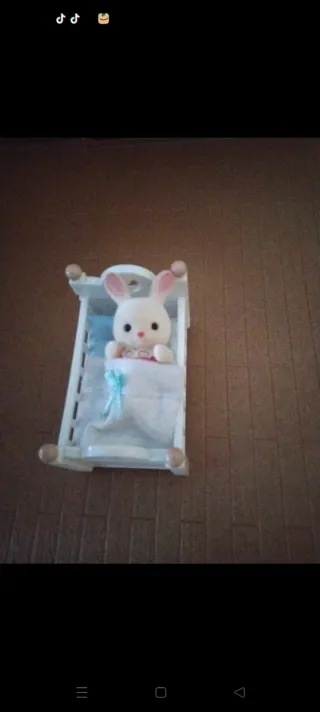 Bebé conejo Sylvanian Families en cuna