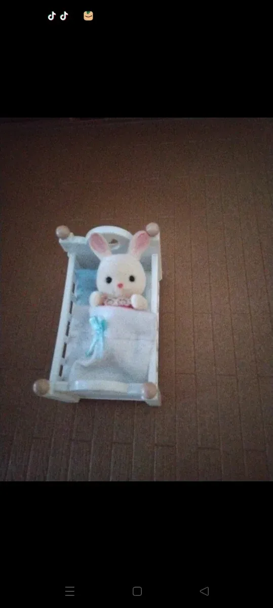 Bebé conejo Sylvanian Families en cuna