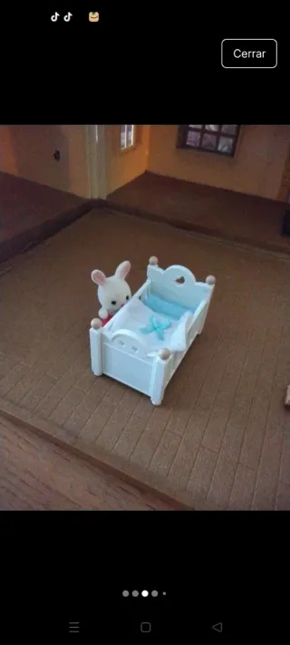 Bebé conejo Sylvanian Families en cuna