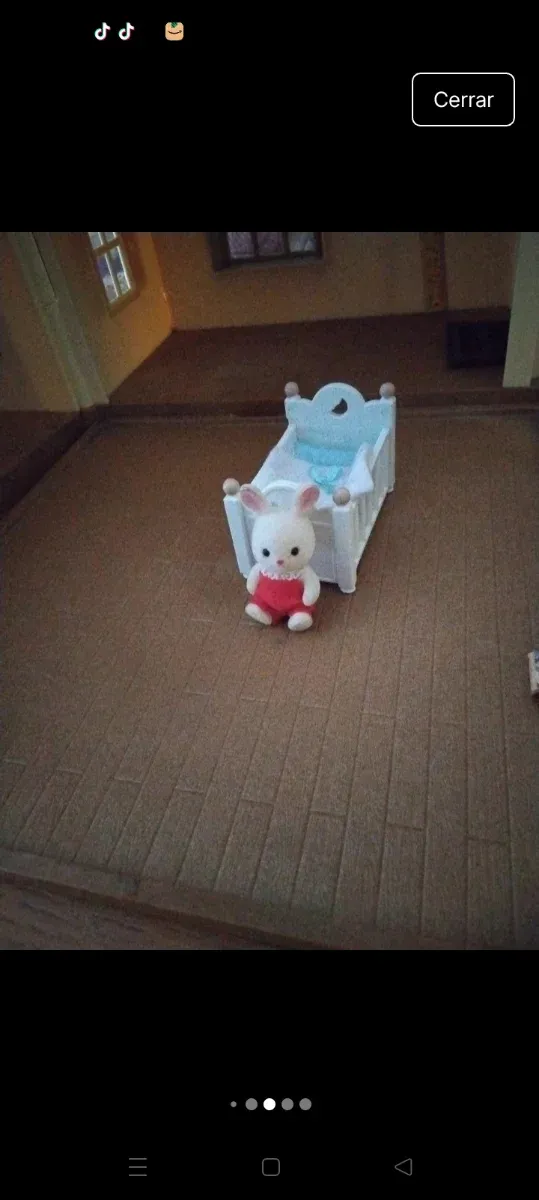 Bebé conejo Sylvanian Families en cuna