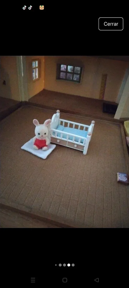 Bebé conejo Sylvanian Families en cuna