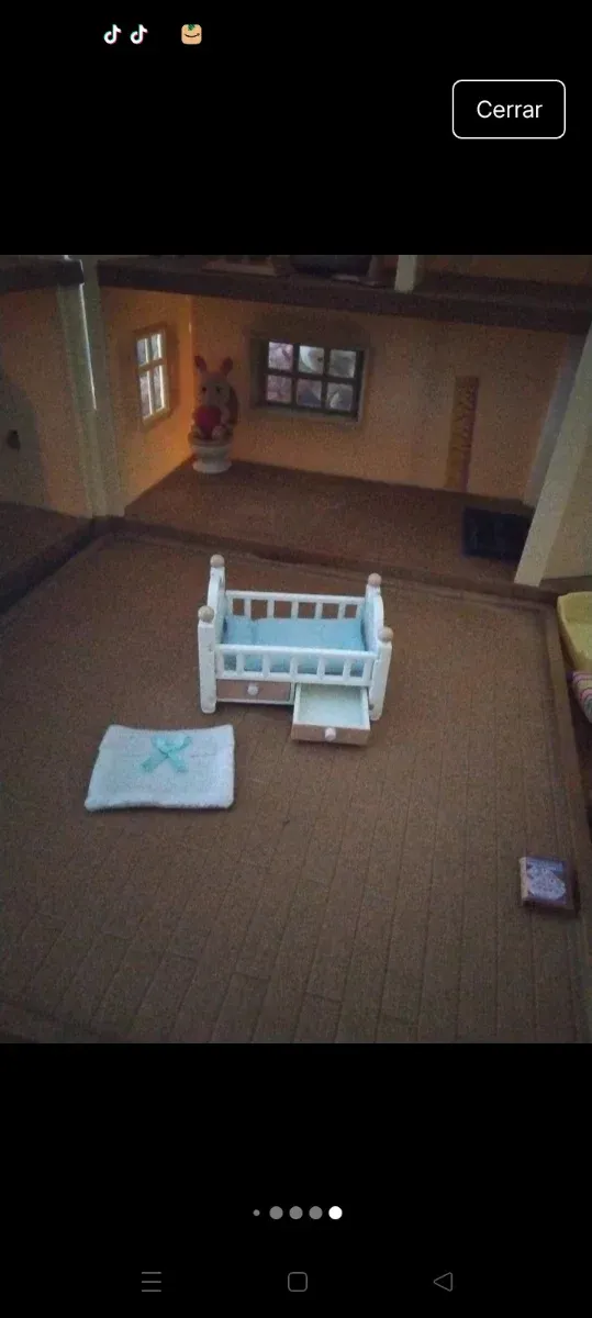 Bebé conejo Sylvanian Families en cuna