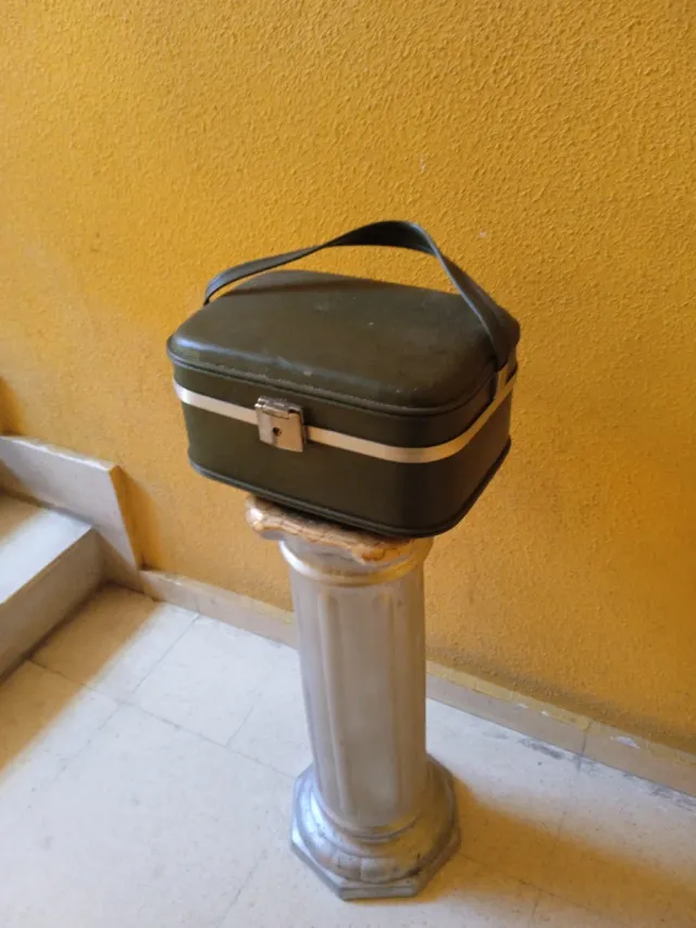 Necessaire verde e prateado