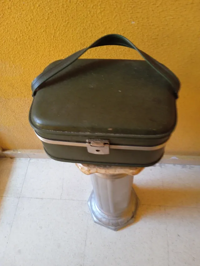 Necessaire verde e prateado