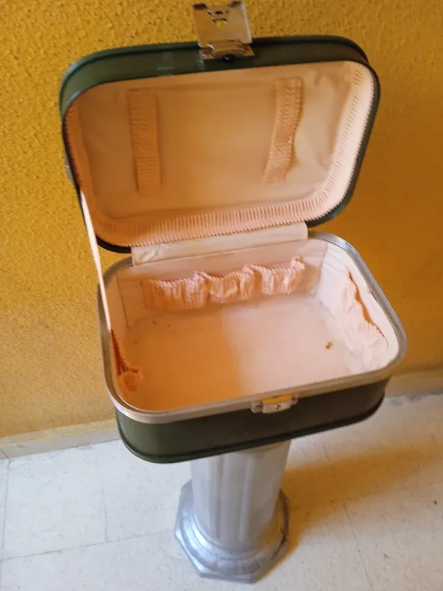 Necessaire verde e prateado