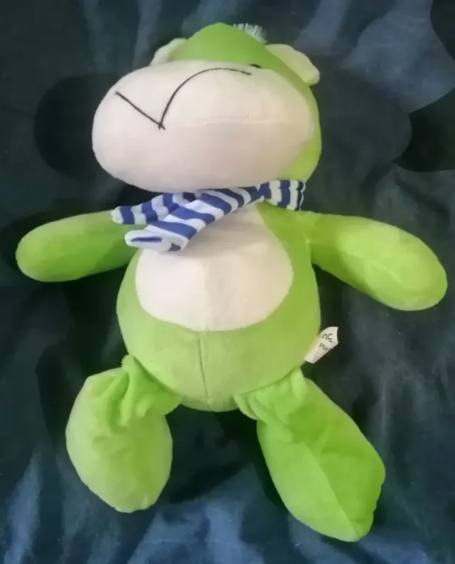 Peluche verde con bufanda