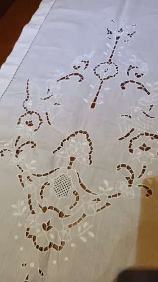 Tenda bianca con intaglio in cotone