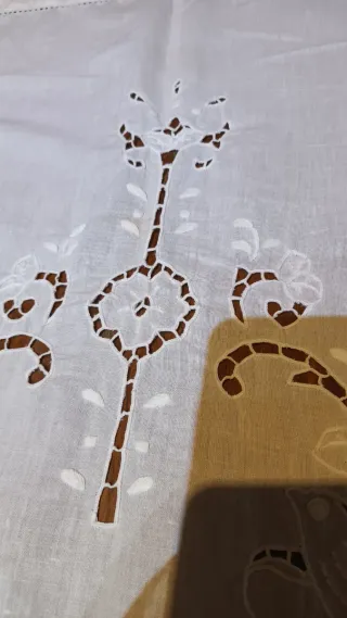 Tenda bianca con intaglio in cotone