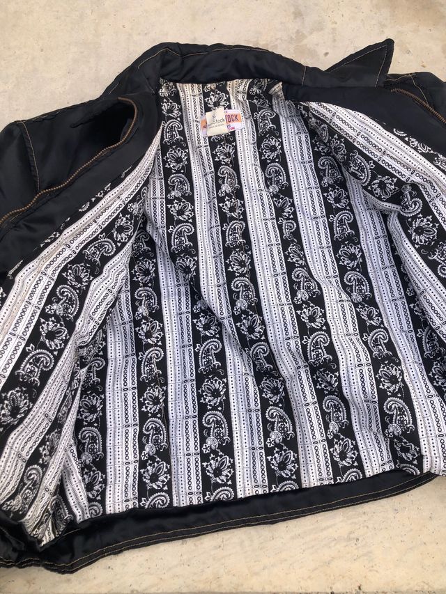 Chaqueta Bomber Negra con Botones