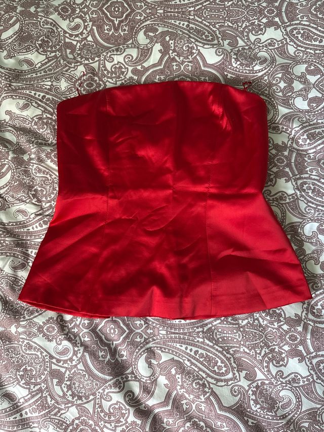 Top rojo satinado strapless