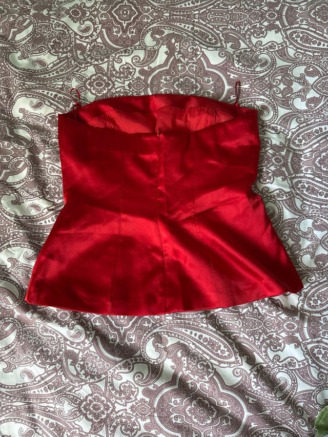 Top rojo satinado strapless