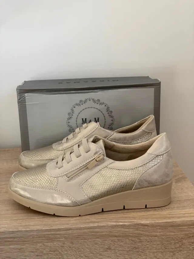 Zapatos M&M señora beige/dorado. Número 36