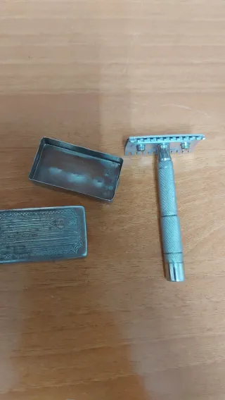 Gillette maquinilla Afeitar y Caja Metálica