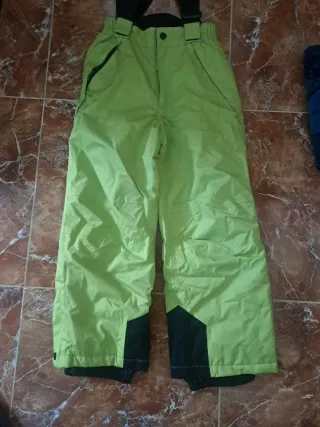 Peto de nieve verde con tirantes