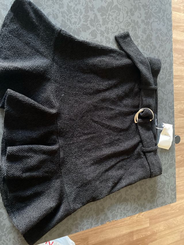 Falda negra con cinturón y hebilla