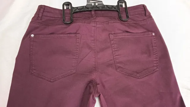 Pantalón pitillo (color berenjena)